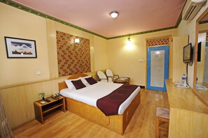 Memory foam beds, in-room safe, desk, WiFi (free) - Acme Guest House (Kathmandu)