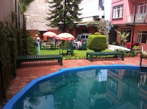 Außenpool (je nach Saison geöffnet), Liegestühle