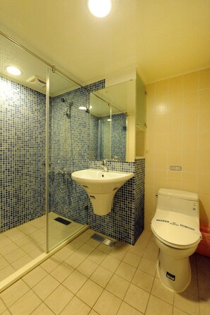 Amenidades de baño gratuitas, secadora de cabello, pantuflas, toallas