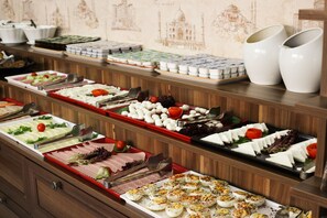 Café da manhã com buffet todos os dias mediante uma taxa