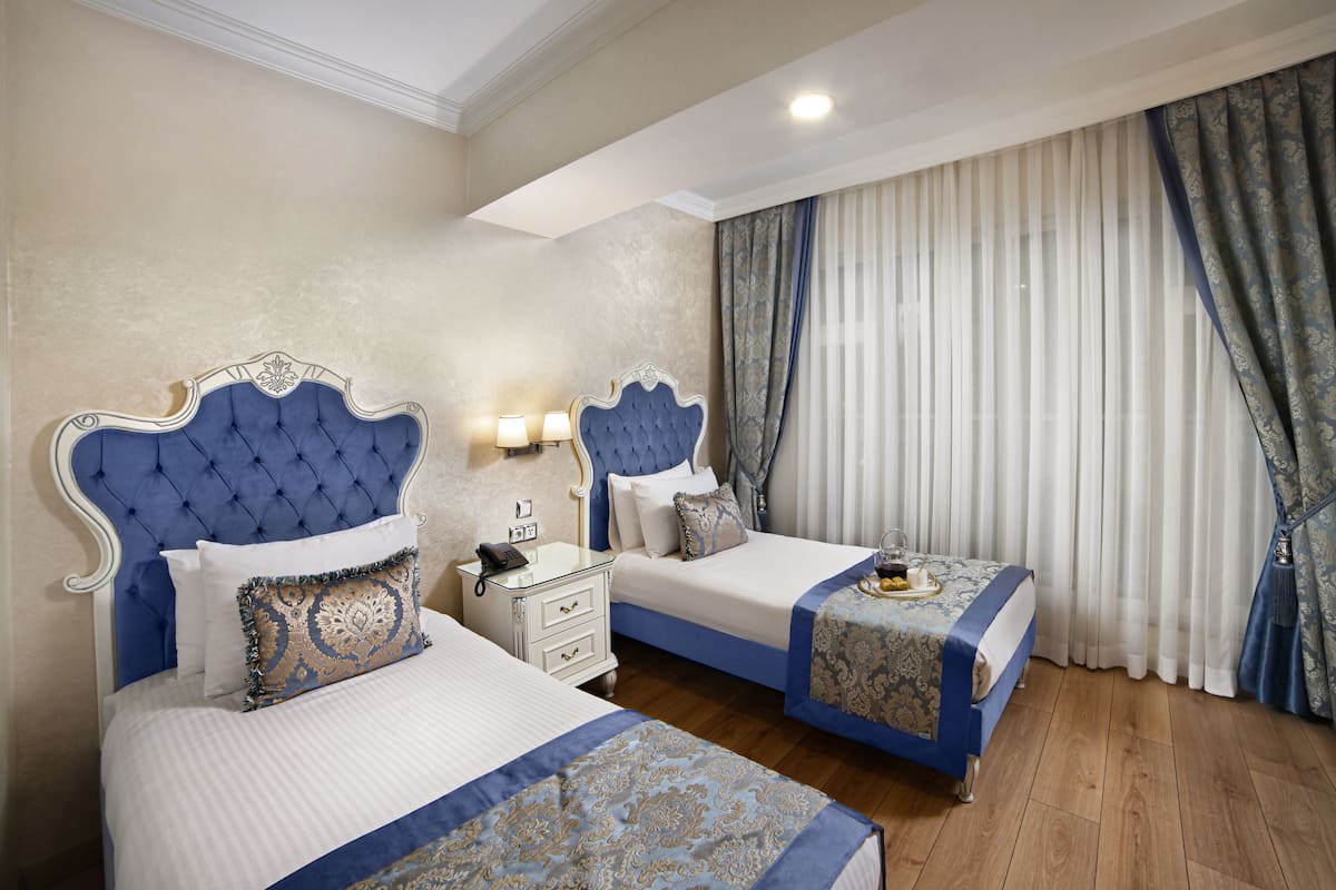 Economy Double or Twin Room | Peralatan tempat tidur premium, gebar bulu kapas, busa memori, bar mini