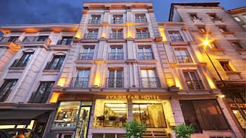 Facciata della struttura - sera/notte