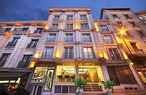 Front of property – evening/night - Ayasultan Hotel (Istanbul)