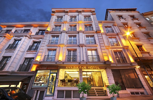Façade de lâhĂ©bergement â soirĂ©e/nuit