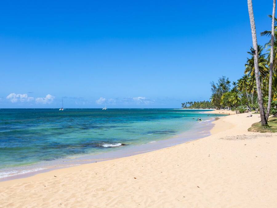 Playa privada, tumbonas y toallas de playa