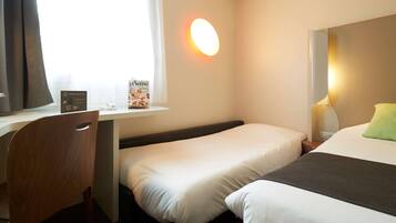 Chambre Standard, plusieurs lits | Literie de qualité supérieure, matelas mémoire de forme