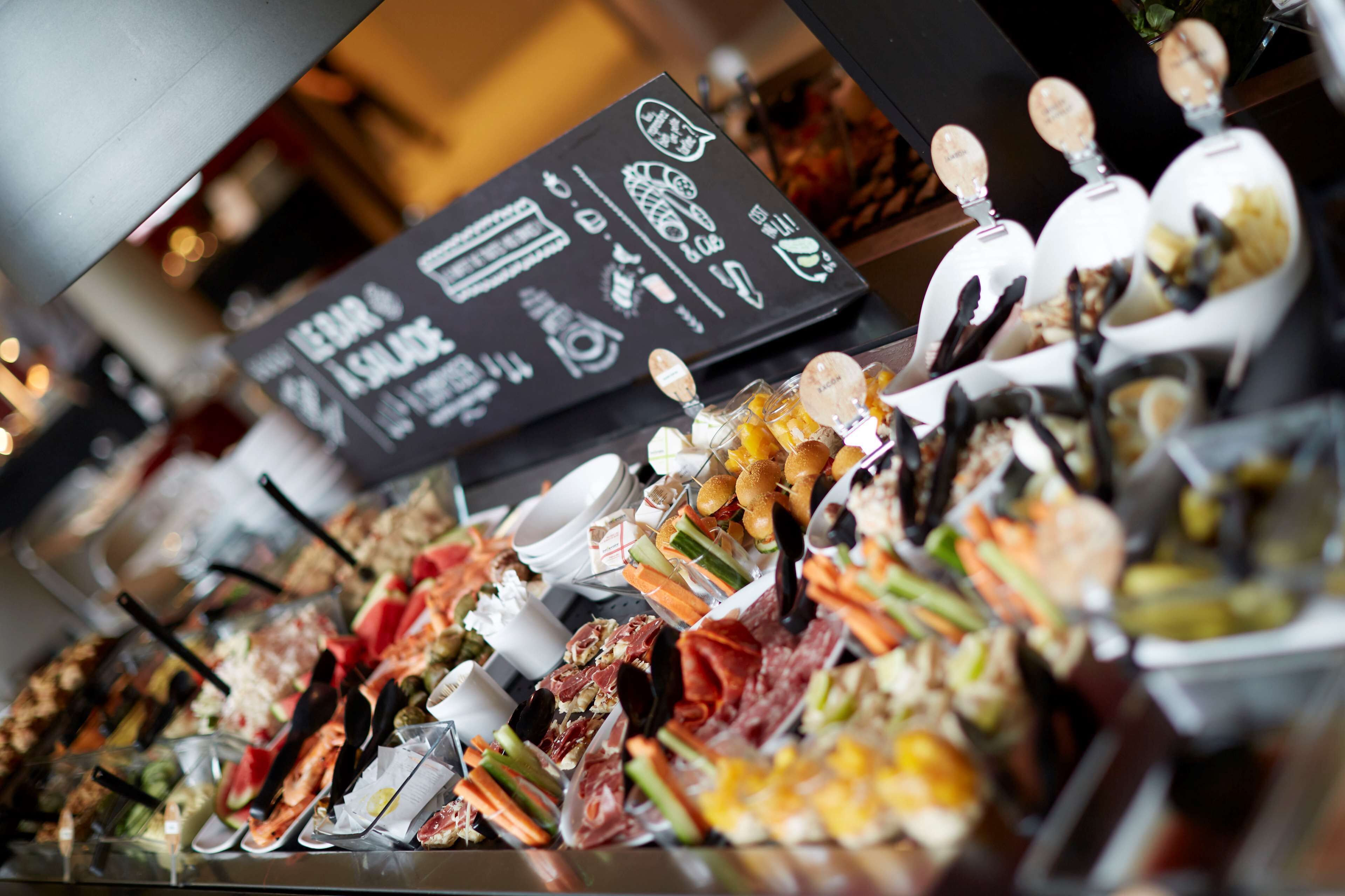Un buffet proposant une variété de plats et d’ustensiles.