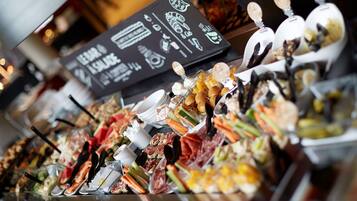 Un buffet proposant une variété de plats et d’ustensiles.