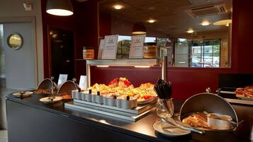 Frukost, lunch och middag serveras