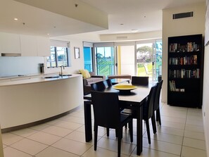Appartamento, 3 camere da letto, vista spiaggia | Soggiorno | TV a schermo piatto, lettore DVD