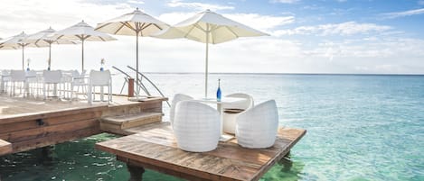 6 restaurants, breakfast, lunch, dinner served; international cuisine