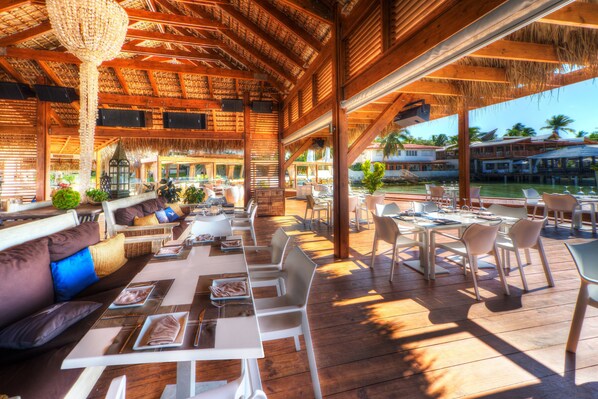6 restaurants, spécialités Cuisine internationale