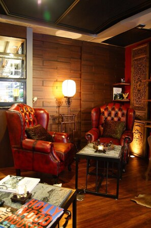 Una televisión LCD, un reproductor de DVD