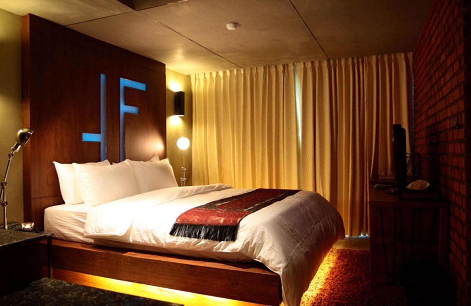 Minibar, in-room safe, desk, free WiFi