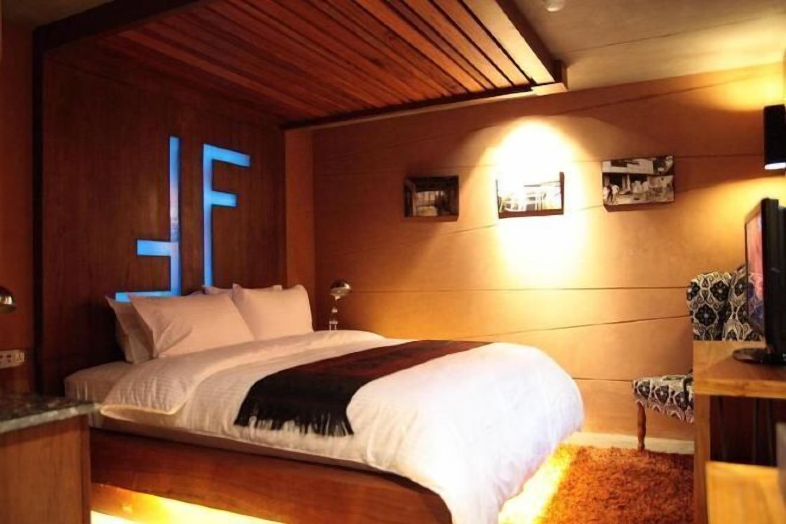 Een minibar, een kluis op de kamer, een bureau, gratis wifi