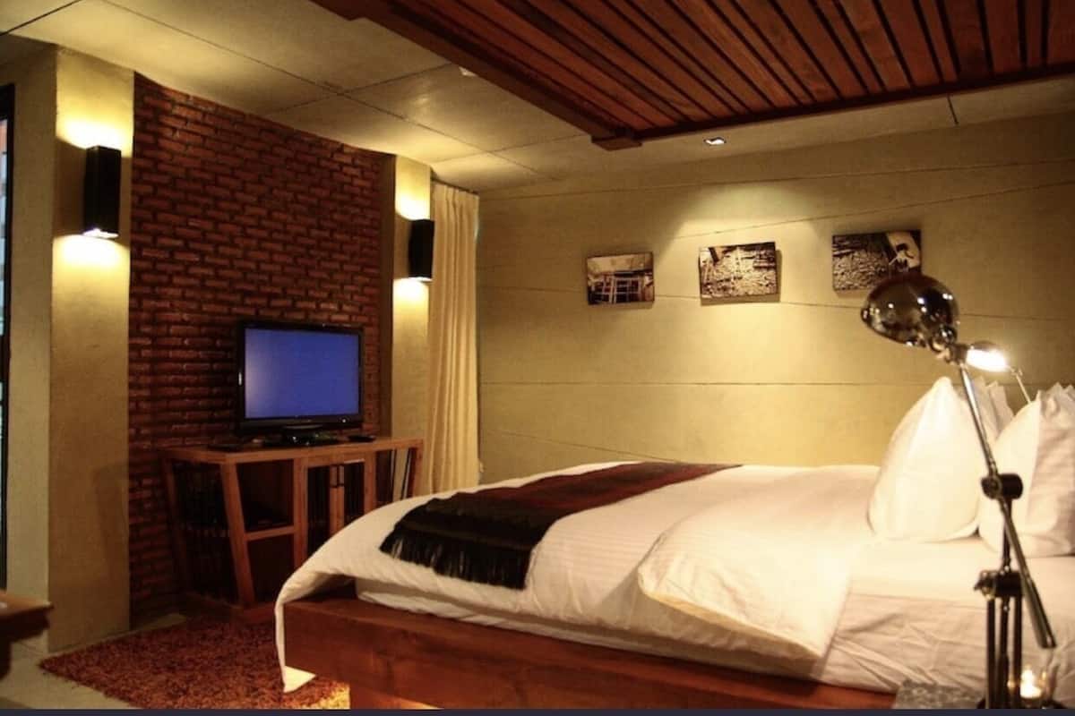 Premier Room, Balcony | 迷你吧、客房內保險箱、書桌、免費無線上網