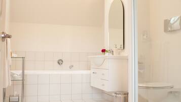 Chambre Luxe, baignoire (Pinot) | Literie de qualité supérieure, coffres-forts dans les chambres