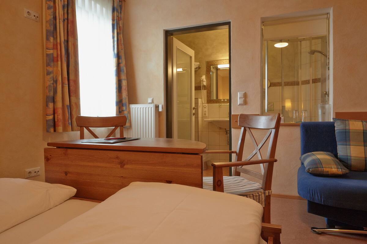 أغطية فراش متميزة ومكتب وستائر تعتيم ومكواة/لوح كي