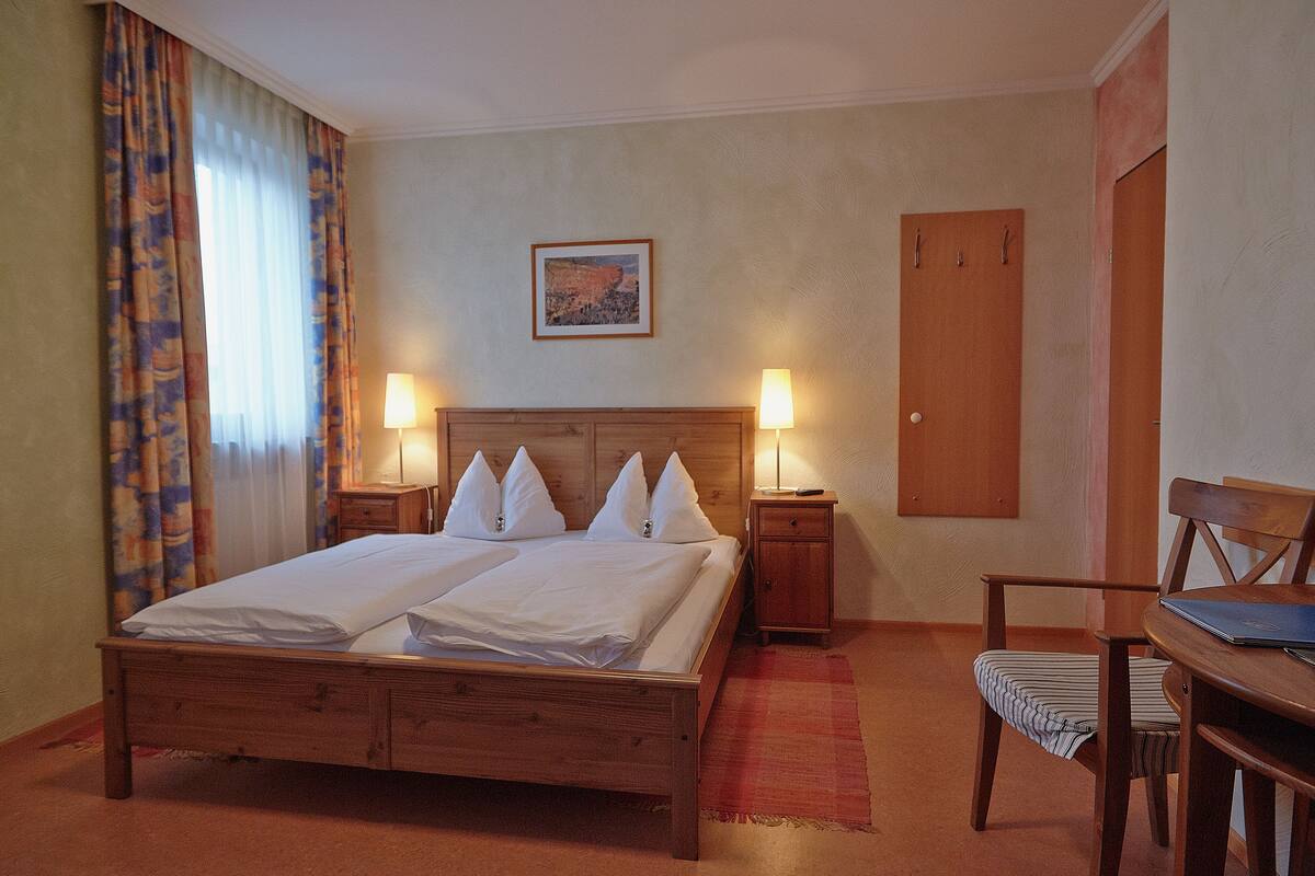 أغطية فراش متميزة ومكتب وستائر تعتيم ومكواة/لوح كي