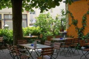 Outdoor dining - Itzlinger Hof (Salzburg)