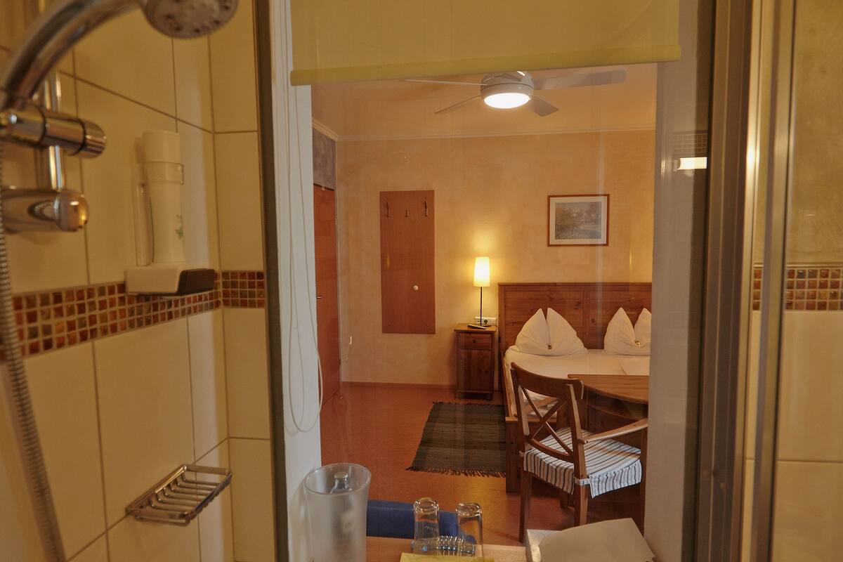 أغطية فراش متميزة ومكتب وستائر تعتيم ومكواة/لوح كي