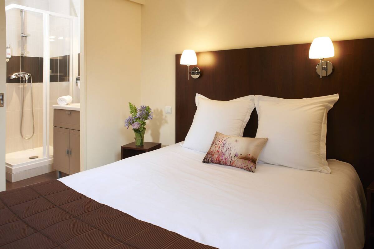 classic double room | premium bedding, individually decorated, individually furnished, desk