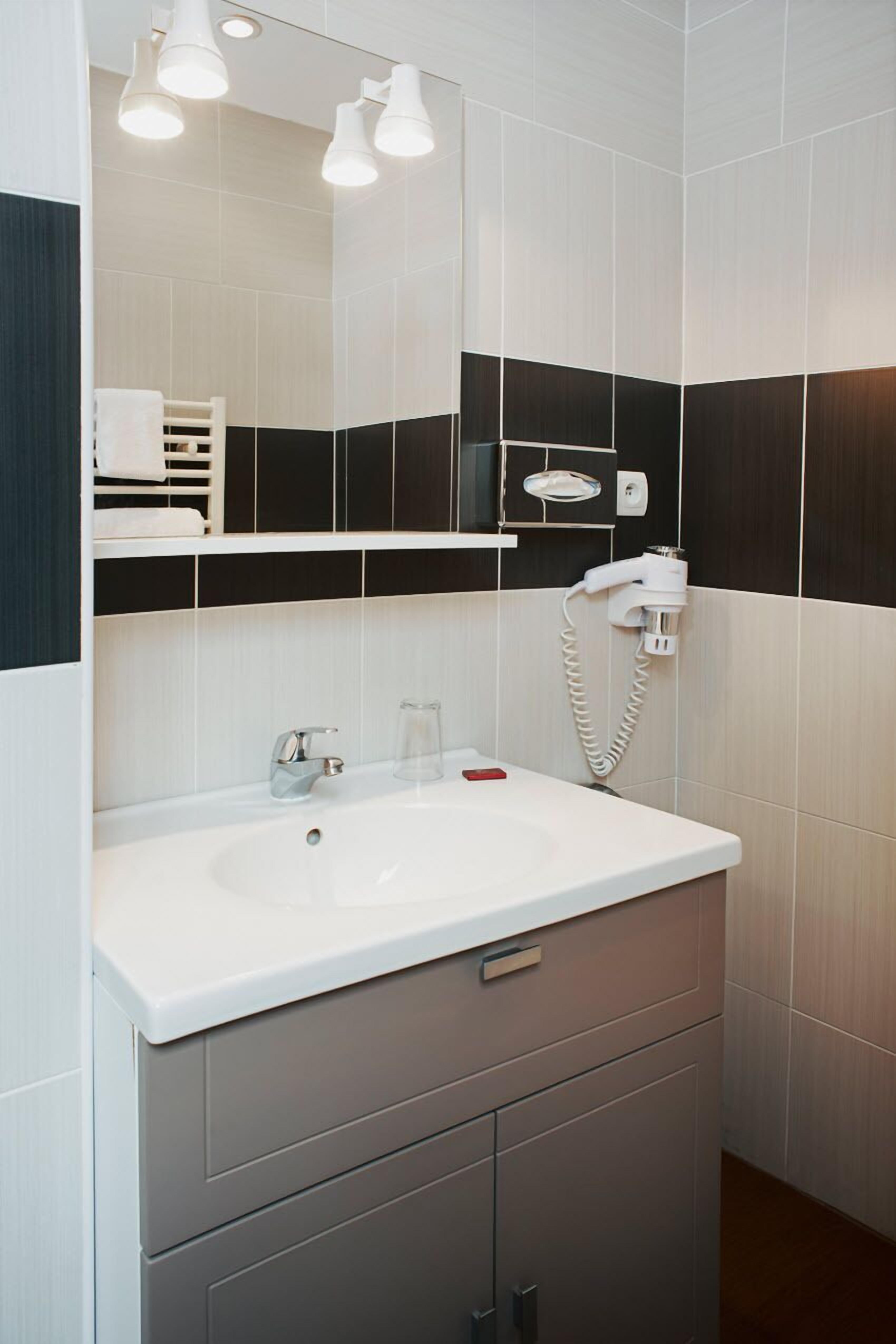 superior double or twin room | bathroom | shower, hair dryer, dressing gowns, slippers