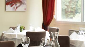 Phục vụ bữa sáng, bữa trưa, bữa tối, món chay