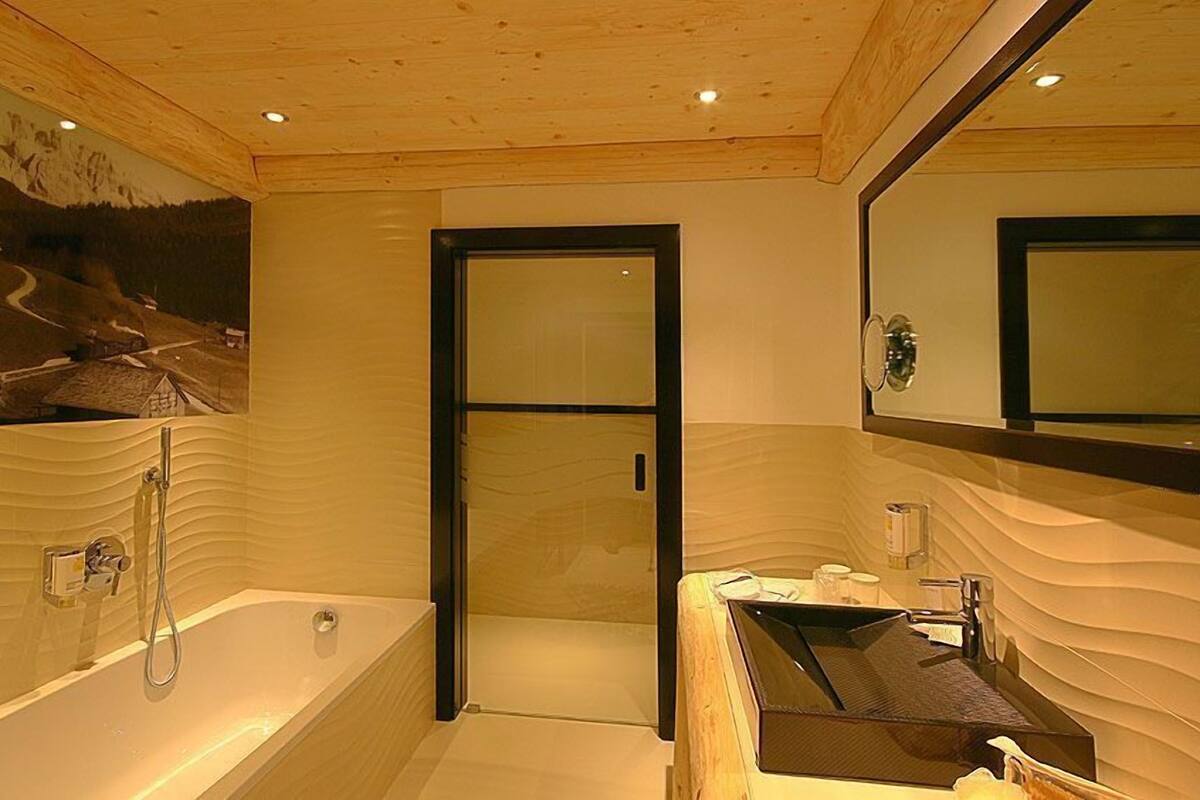 junior suite (lodge) | bathroom | free toiletries, hair dryer, bathrobes, slippers