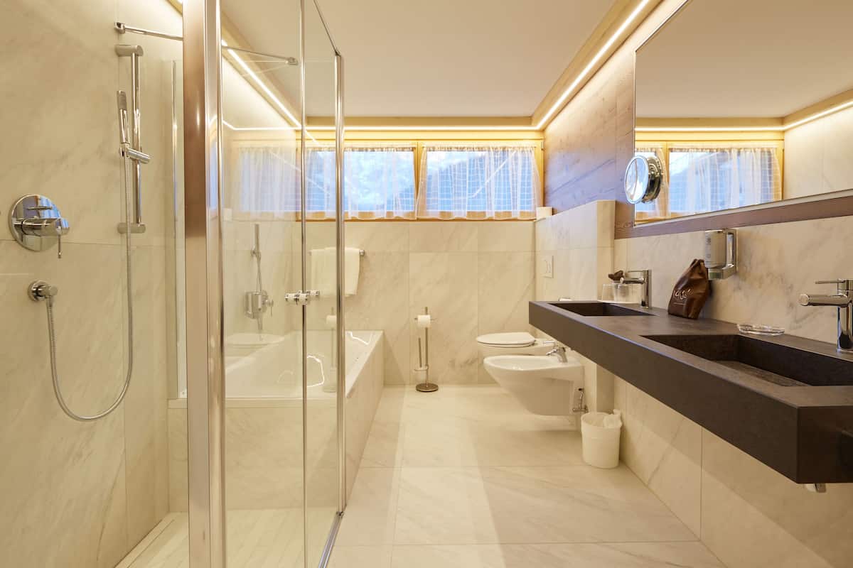 junior suite (lodge) | bathroom | free toiletries, hair dryer, bathrobes, slippers