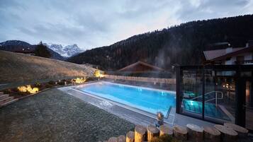 Piscine couverte, piscine extérieure, parasols de plage, chaises longues