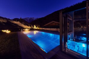 Indoor pool, outdoor pool, pool umbrellas, pool loungers - Hotel Portillo Dolomites 1966' (Selva di Val Gardena)