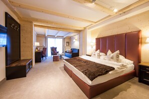 Junior suite (Lodge) | Een minibar, een kluis op de kamer, een bureau, gratis wifi