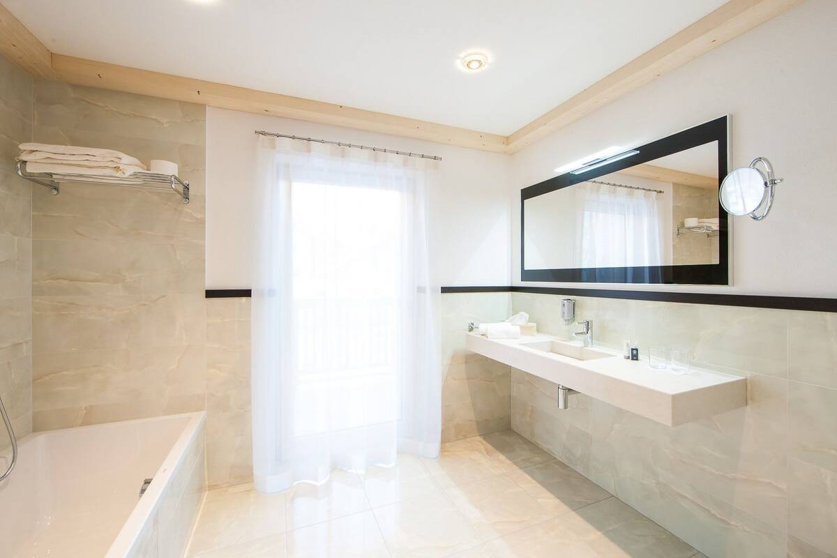 junior suite (lodge) | bathroom | free toiletries, hair dryer, bathrobes, slippers