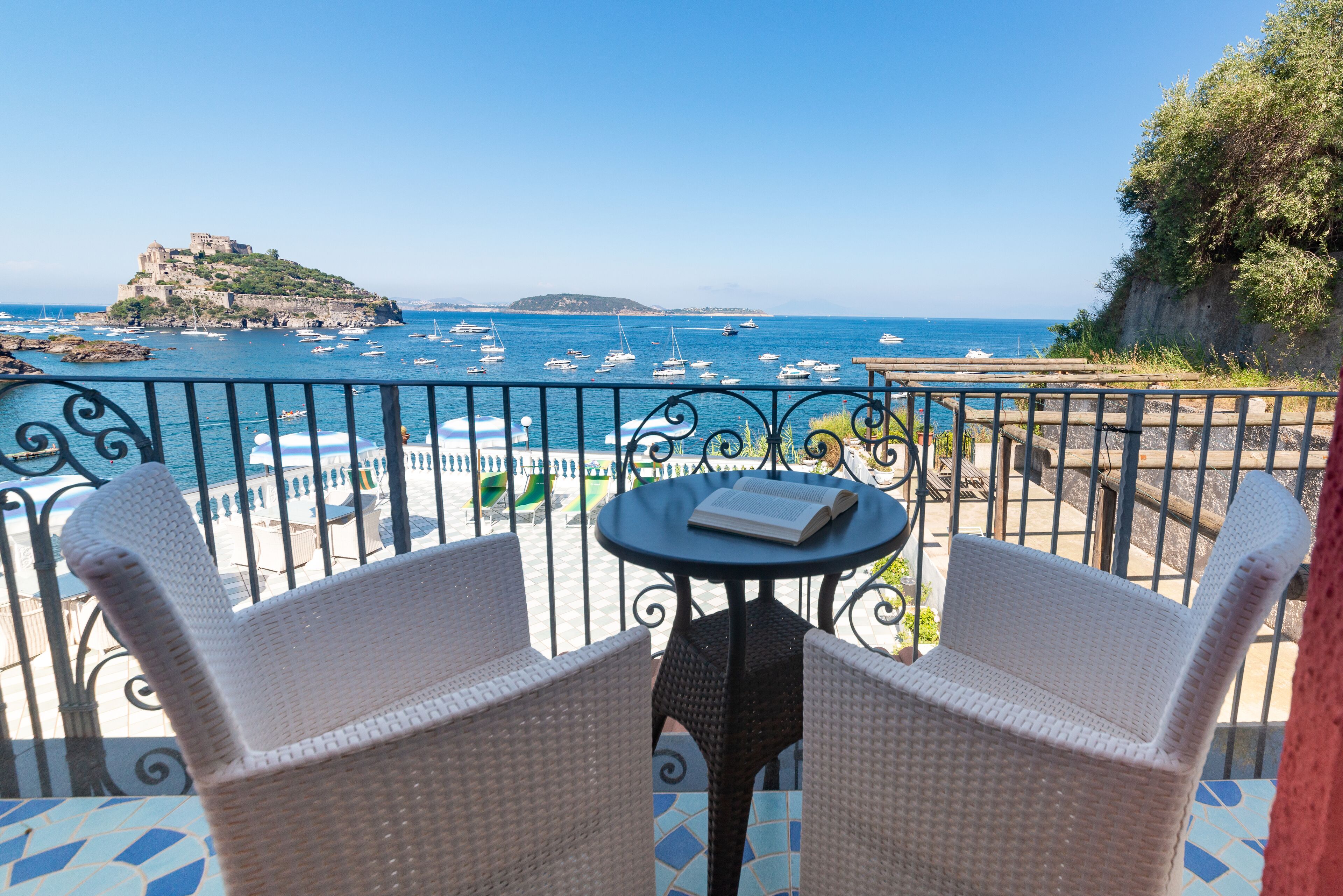 Habitación junior | Minibar, caja fuerte, mobiliario individual y escritorio