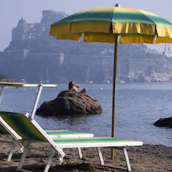 Plage privée, sable noir, chaises longues, parasols