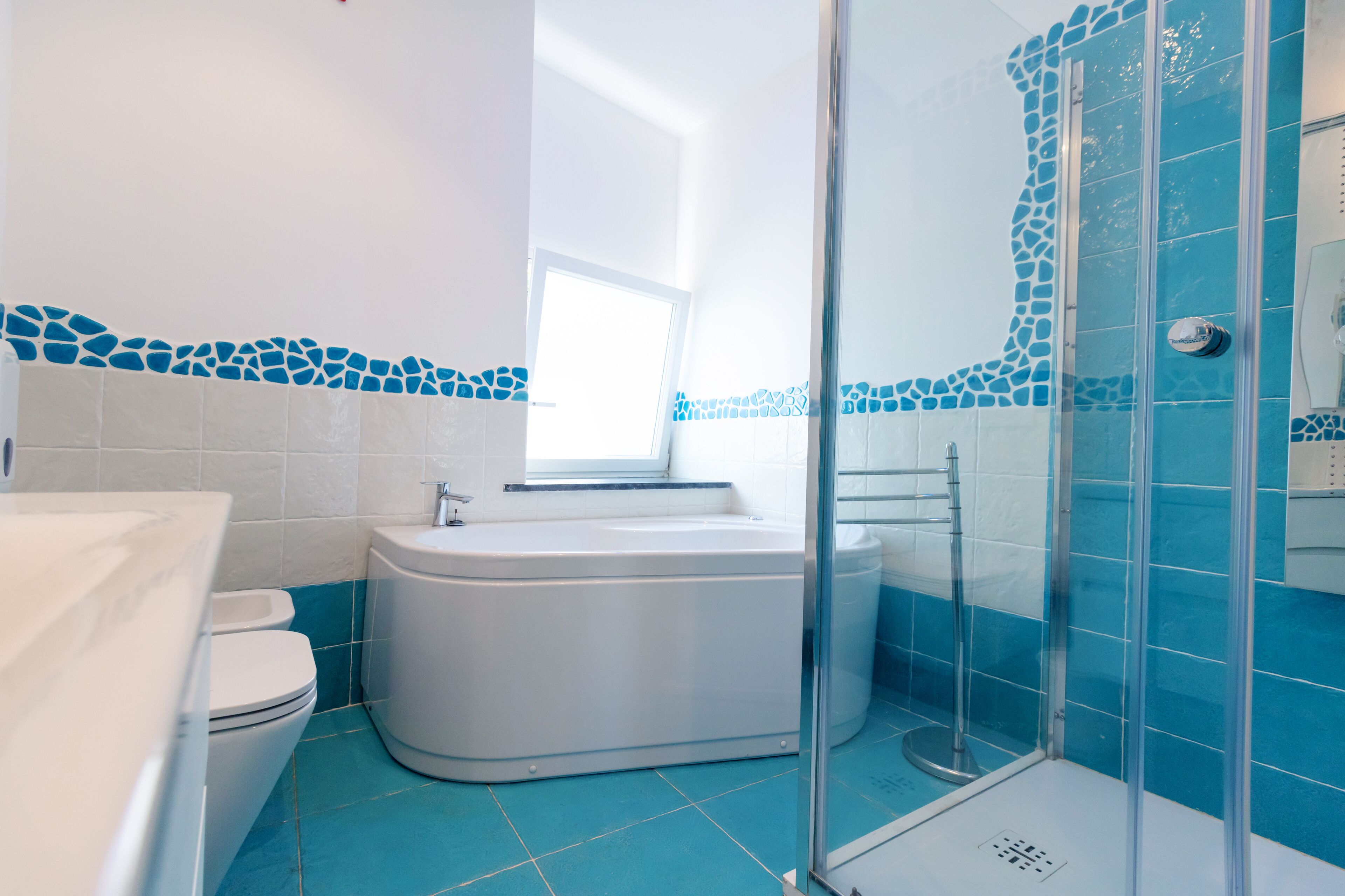junior room | bathroom | shower, free toiletries, hair dryer, towels