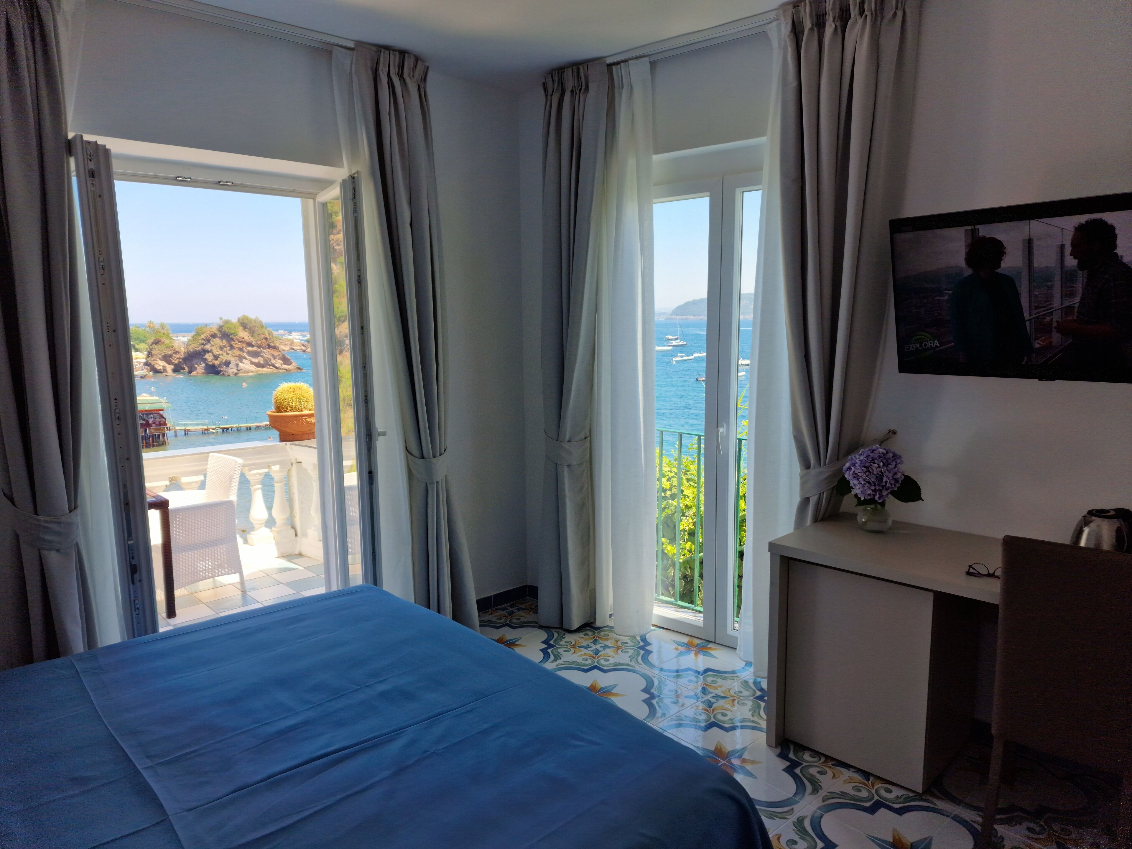 Junior Room | Minibar, in-room safe, individually furnished, desk