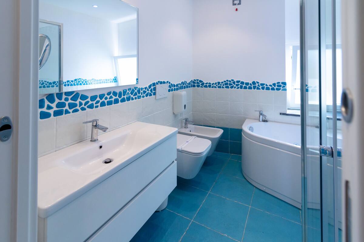 junior room | bathroom | shower, free toiletries, hair dryer, towels