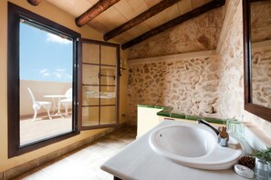 Standard-Apartment, 2 Schlafzimmer, Terrasse, Bergblick | Badezimmer | Kostenlose Toilettenartikel, Haartrockner, Handtücher