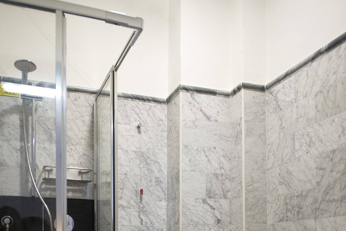 Un baño con ducha de vidrio, un bidé y un inodoro.