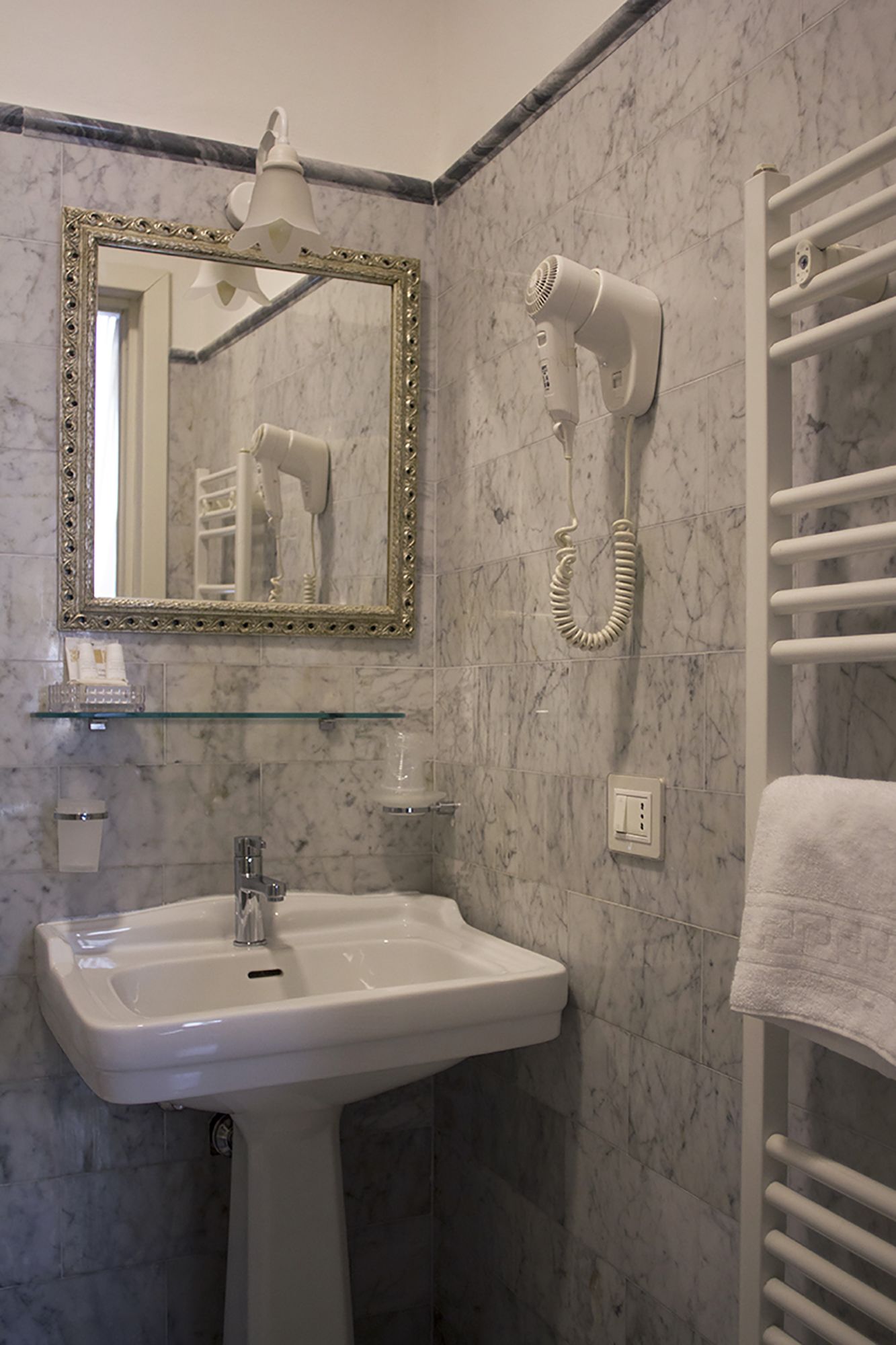 shower, rainfall showerhead, free toiletries, hair dryer