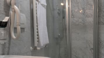 Shower, pancuran hujan, perlengkapan mandi gratis, dan pengering rambut