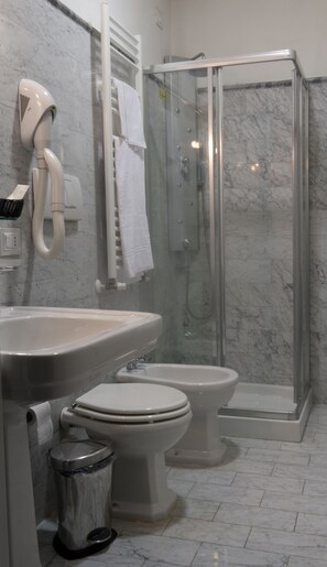 Dusche, Regendusche, kostenlose Toilettenartikel, Haartrockner