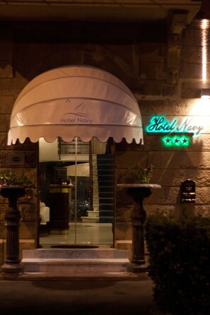 Front of property - evening/night - Hotel Navy (Livorno)