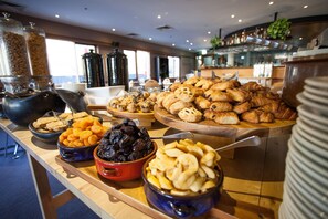 Se ofrece un desayuno bufé (29 AUD por persona)