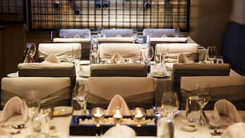 4 restaurantes, café da manhã, local e internacional