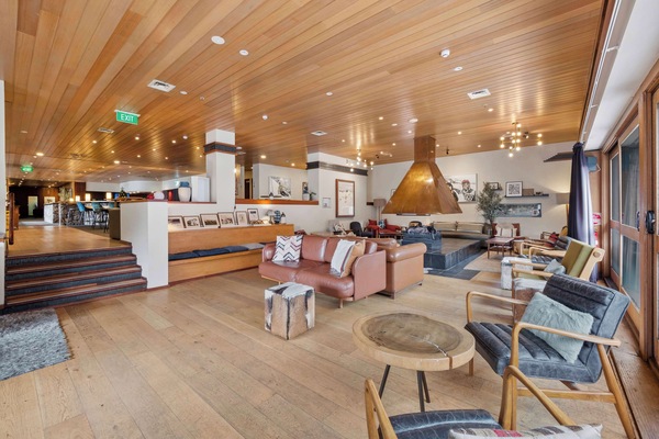 2 bars/lounges