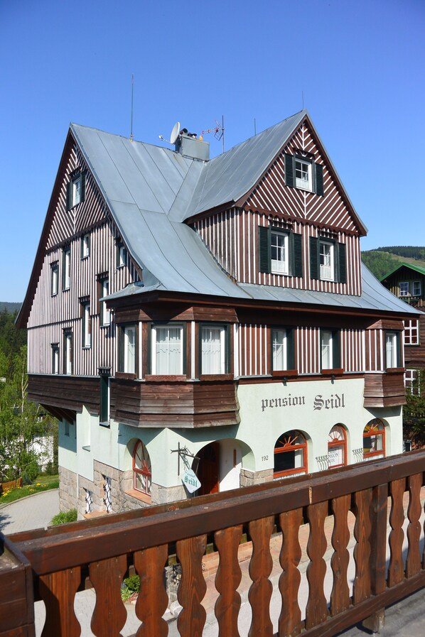 Fachada de la propiedad por la tarde o noche