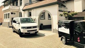 A white van parked in front of a building with a sign reading "Heckenrose Hotel-restaurant". - Heckenrose (Ringsheim)
